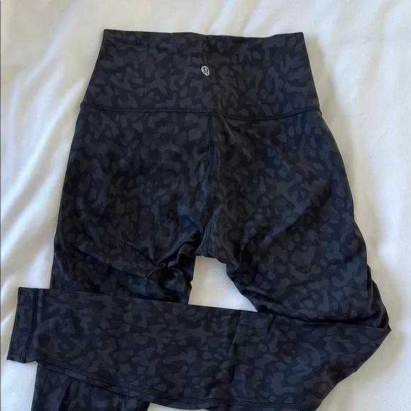 Women’s size 4 Lululemon Leggings - Picture 2 of 4
